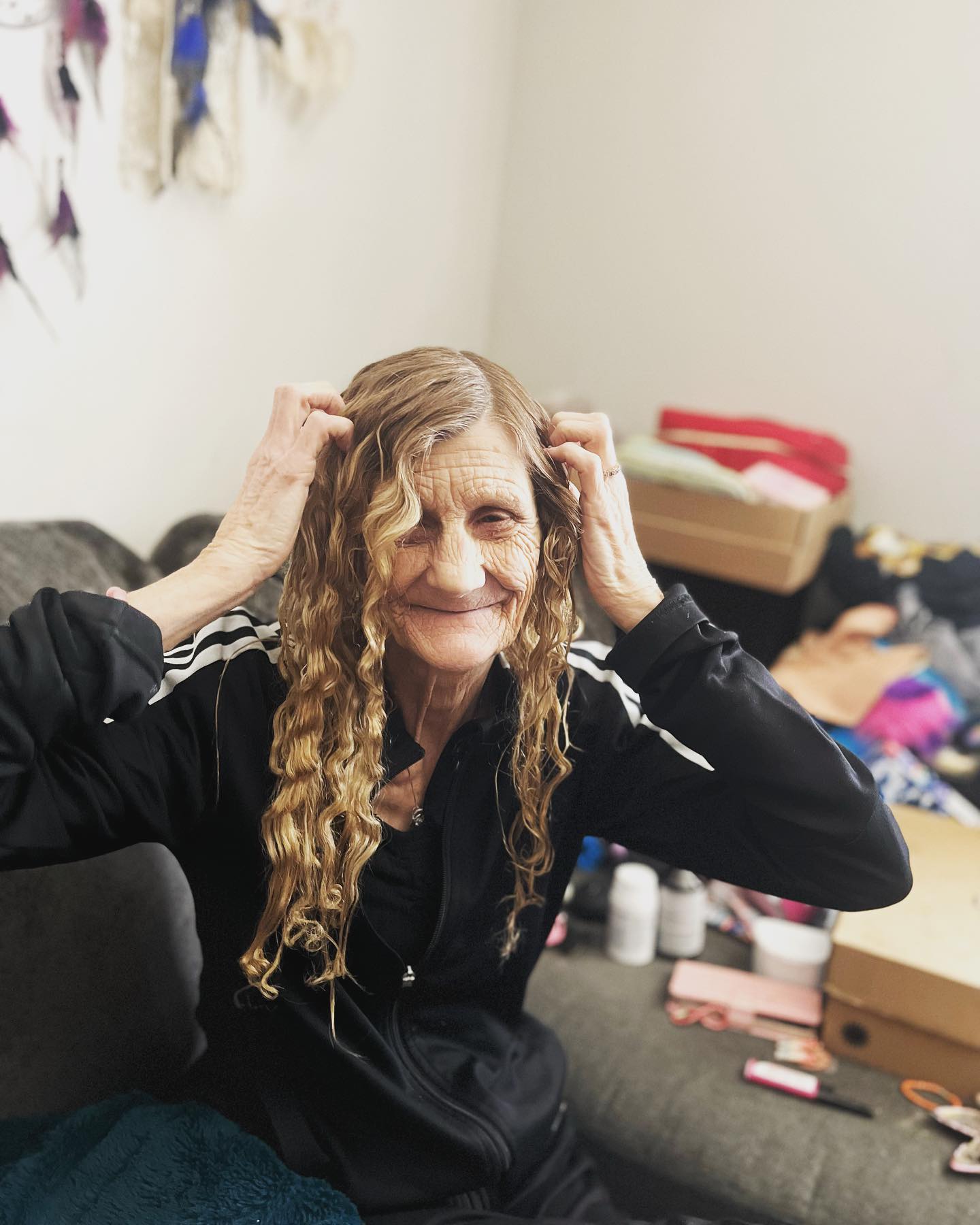 63-річна жінка, яка вийшла заміж за 26-річного хлопця, готується стати мамою